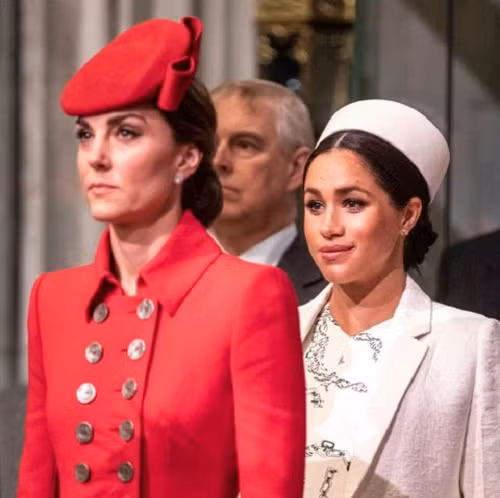 Một nguồn tin nội bộ nói với Sunday People, Công nương Meghan Markle và chị dâu Kate đã cắt đứt mọi liên lạc trong nhóm chat của gia đình trên ứng dụng WhatsApp. Hai người không nói chuyện riêng suốt 6 tháng trước khi nhà Meghan tuyên bố rút khỏi các nhiệm vụ hoàng gia hồi tháng 1/2020. Ảnh: HP.