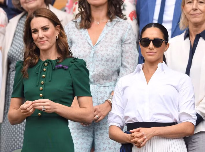 Theo đó, Công nương Meghan đã lập ra kế hoạch nuôi dạy con của mình khác xa, thậm chí đối lập với chị dâu Kate. Cô được cho là không đồng tình với thói quen ăn uống không khoa học của các con nhà chị dâu Kate và luôn nhấn mạnh bản thân mình là người ăn uống lành mạnh. Ảnh: EO.