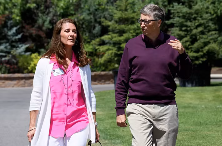 Vợ chồng Bill Gates vừa đi vừa trò chuyện ở Sun Valley, Idaho (Mỹ), ngày 10/7/2014.