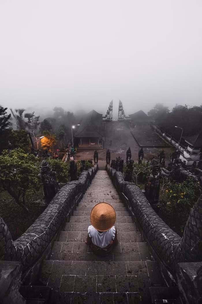 Đền Lempuyang ở Bali, Indonesia, mờ ảo trong làn sương mù. Đây là "tác phẩm" của La Noia del Barret.