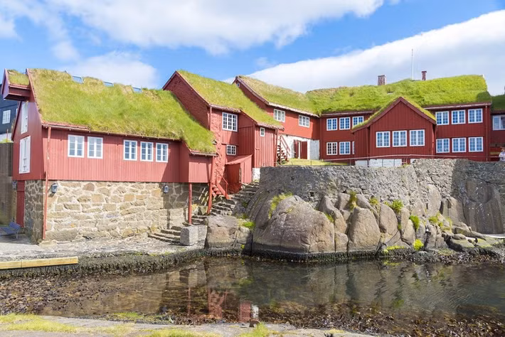 Vào khoảng tháng 4/2019, Faroe tạm thời đóng cửa một phần quần đảo này để "trùng tu" lại những địa điểm du lịch nổi tiếng. Khoảng 100 tình nguyện viện cùng người dân địa phương cùng tham gia chiến dịch quảng bá du lịch và sự bền vững của quần đảo này. Ảnh: Forbes.