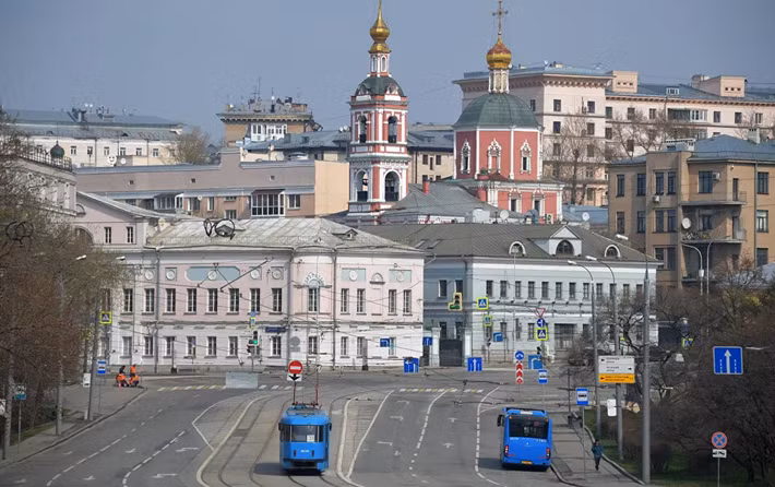 Moscow vắng vẻ lạ thường khi dịch COVID-19 bùng phát, trái ngược với cảnh đông đúc nhộn nhịp trước đây của thành phố 12 triệu dân.