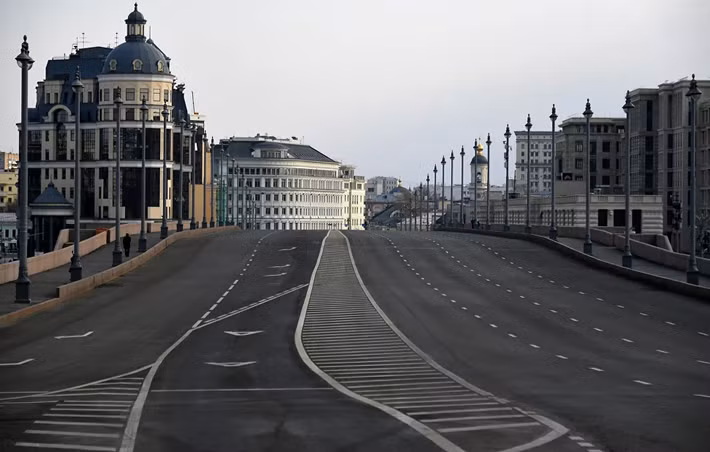 Bức ảnh chụp cây cầu Bolshoy Moskvoretskiy ở thủ đô Moscow.