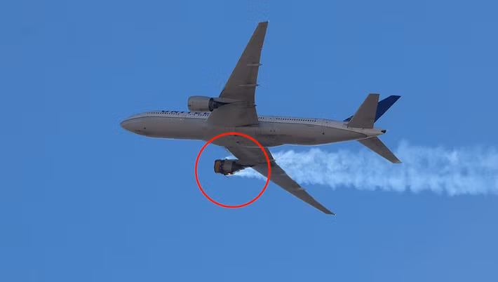 Khi đó, chiếc máy bay Boeing 777 của hãng United Airlines chở 241 người đang trên hành trình từ Denver, bang Colorado, tới Honolulu, Hawaii (Mỹ) thì xảy ra sự cố.