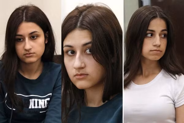 Cũng chính đêm hôm đó, 3 chị em nhà Khachaturyan quyết định sát hại cha của họ. Họ đã dùng búa, dao và bình xịt hơi cay để tấn công ông Mikhail. Ảnh từ trái sang phải: Krestina, Maria và Angelina Khachaturyan. Ảnh: Getty. 