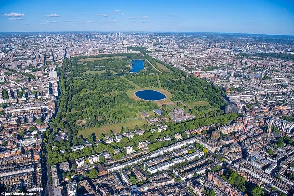 Quang cảnh Cung điện Kensington và Công viên Hyde nhìn từ trên cao. Được biết, Cung điện Kensington là nơi ở của Công tước và Nữ Công tước xứ Cambridge.
