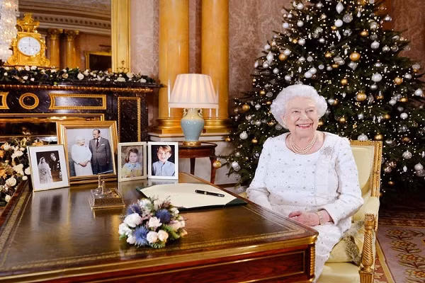 Nữ hoàng Elizabeth thậm chí tự tay trang trí cho cây thông Noel trong dịp lễ Giáng sinh.