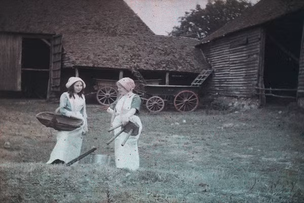 Hai nữ công nhân làm việc tại một trang trại năm 1915. Họ dường như là công nhân vắt sữa.