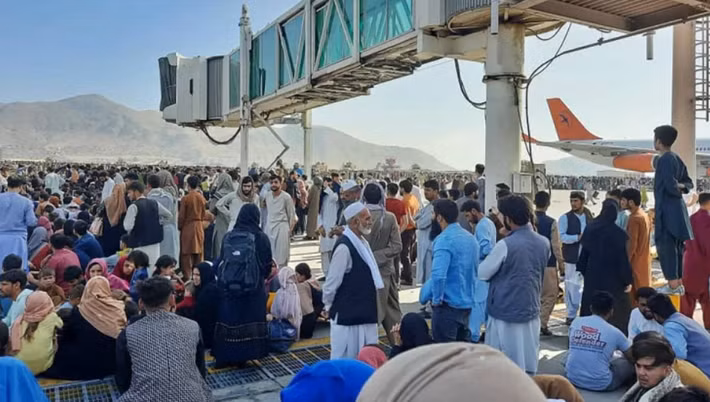 Đám đông tập trung ở sân bay Kabul chờ được sơ tán.