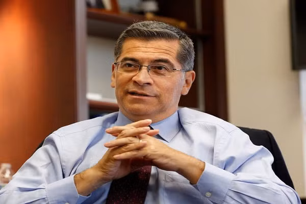 Xavier Becerra từng làm luật sư tại Massachusetts, trước khi trở lại California vào năm 1986 để làm trợ lý hành chính cho Thượng nghị sĩ Art Torres. Ảnh: AP.