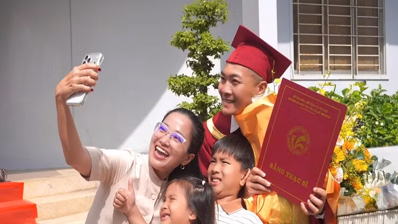 ‘Hoàng tử xiếc’ Quốc Cơ nhận bằng thạc sĩ ở tuổi 42
