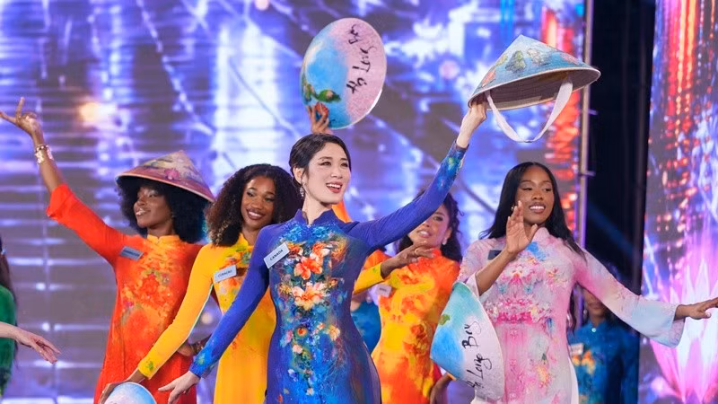 [GALLERY] Hơn trăm thí sinh Miss World 2026 đẹp dịu dàng trong tà áo dài Việt