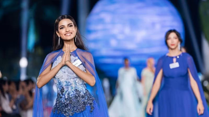 [GALLERY] Hơn 100 người đẹp Miss World 2026 sải bước trên sàn diễn bên biển