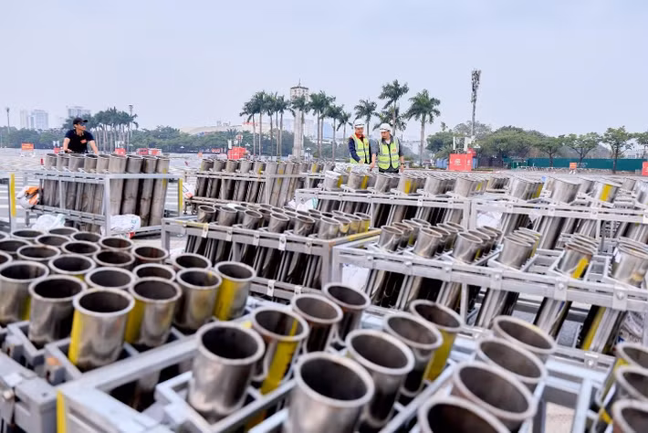 Trước đó, từ ngày 11/01, đội ngũ chuyên gia đã phối hợp cùng Bộ Tư lệnh Thủ đô lên kịch bản và bố trí trận địa pháo hoa. Màn trình diễn quy mô lớn chưa từng có tại Hà Nội được dàn dựng với đa dạng chủng loại pháo. Trong đó, hệ thống pháo nổ tầm cao gồm các cỡ 4 inch, 5 inch, 6 inch, bắn lên độ cao từ 110 – 200 m, cho bán kính tỏa sáng rộng nhất tới 150 m.