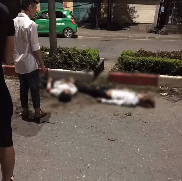 Xe máy kẹp 5 tông dải phân cách, 4 sinh viên tử vong tại chỗ Xe may kep 5 tong dai phan cach, 4 sinh vien tu vong tai cho