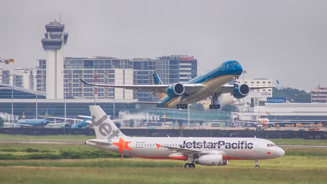 Vienam Airlines huy 5 chuyen bay vi bao so 4 sap do bo mien Trung