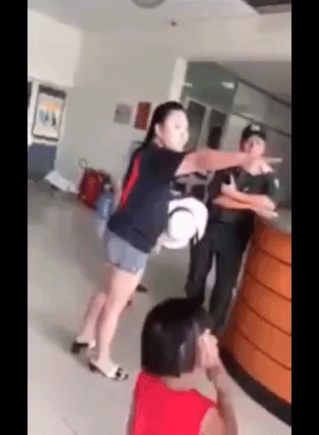 Thuong dua tre phai nhin me chui boi nhan vien hang khong o san bay