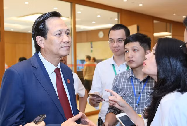 Bộ trưởng LĐTB&XH: Chuyển lương của chồng vào tài khoản vợ là bình thường Bo truong LDTB&XH: Chuyen luong cua chong vao tai khoan vo la binh thuong