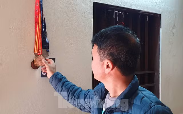 Gia đình thủ môn Văn Toản ở Hải Phòng làm 60 mâm cỗ mời cả xã đến xem trận chung kết - Hình 8 Gia dinh thu mon Van Toan o Hai Phong lam 60 mam co moi ca xa den xem tran chung ket-Hinh-8