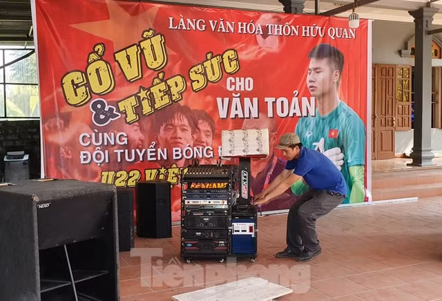 Gia đình thủ môn Văn Toản ở Hải Phòng làm 60 mâm cỗ mời cả xã đến xem trận chung kết - Hình 6 Gia dinh thu mon Van Toan o Hai Phong lam 60 mam co moi ca xa den xem tran chung ket-Hinh-6