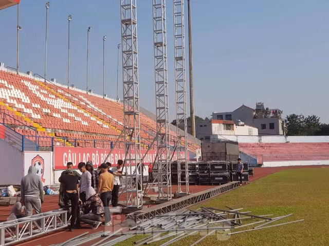 Gia đình thủ môn Văn Toản ở Hải Phòng làm 60 mâm cỗ mời cả xã đến xem trận chung kết - Hình 10 Gia dinh thu mon Van Toan o Hai Phong lam 60 mam co moi ca xa den xem tran chung ket-Hinh-10