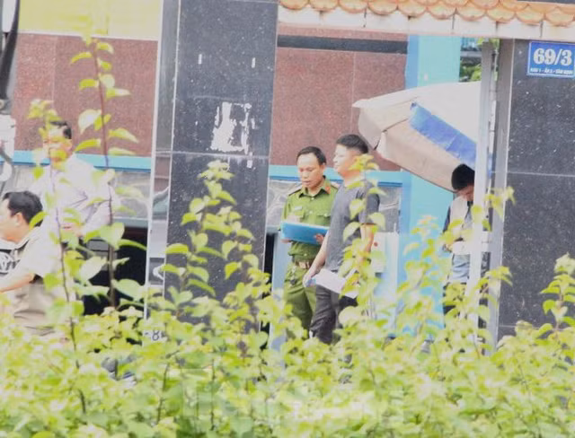 Một đối tượng nghi dùng súng cướp ngân hàng SHB ở Bình Dương - Hình 3 Mot doi tuong nghi dung sung cuop ngan hang SHB o Binh Duong-Hinh-3