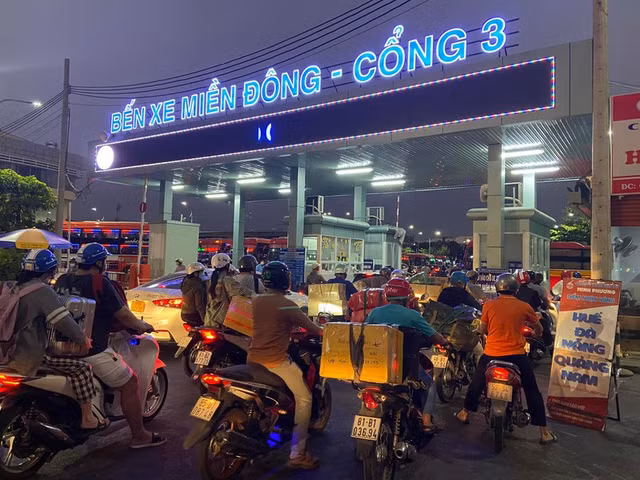 Nghe tin khong bi cach ly, nguoi dan TP HCM un un ve que an Tet
