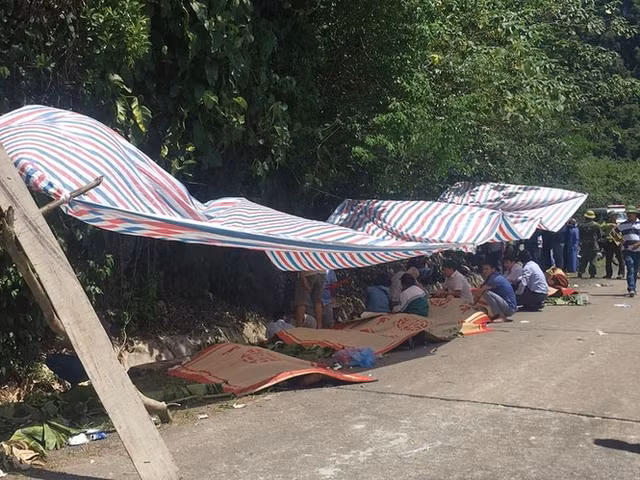 Đã có 13 người chết trong vụ lật xe du lịch ở Quảng Bình - Hình 3 Da co 13 nguoi chet trong vu lat xe du lich o Quang Binh-Hinh-3