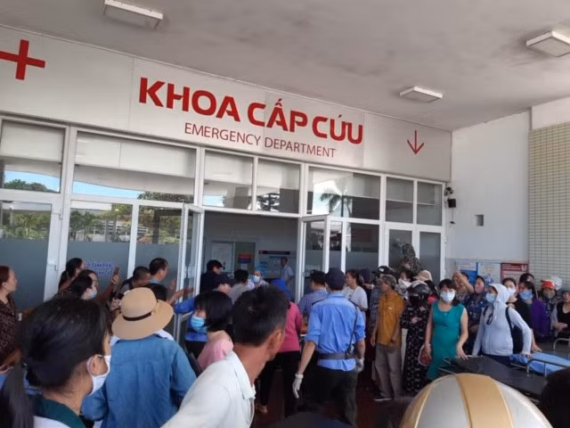 Đã có 13 người chết trong vụ lật xe du lịch ở Quảng Bình - Hình 7 Da co 13 nguoi chet trong vu lat xe du lich o Quang Binh-Hinh-7