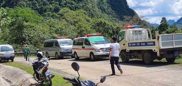 Đã có 13 người chết trong vụ lật xe du lịch ở Quảng Bình - Hình 5 Da co 13 nguoi chet trong vu lat xe du lich o Quang Binh-Hinh-5