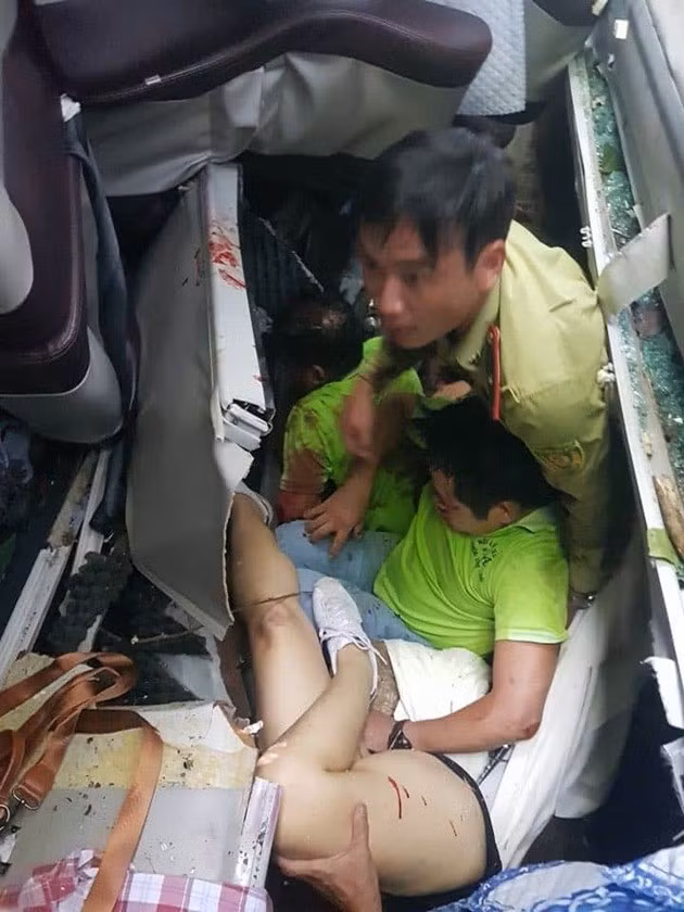 Đã có 13 người chết trong vụ lật xe du lịch ở Quảng Bình - Hình 2 Da co 13 nguoi chet trong vu lat xe du lich o Quang Binh-Hinh-2