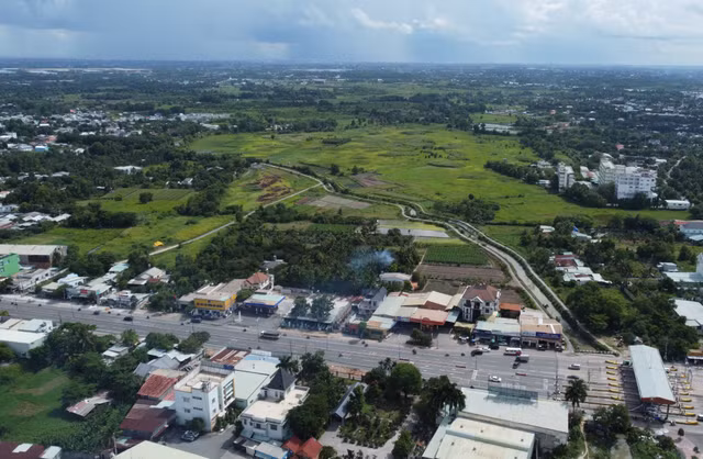 Vụ góp tiền mua đất lại bị chủ đầu tư kiện ra tòa: Vì sao chủ đầu tư 'quay xe'? - Hình 2 Vu gop tien mua dat lai bi chu dau tu kien ra toa: Vi sao chu dau tu 'quay xe'?-Hinh-2