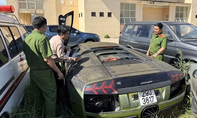 Quảng Bình tiêu hủy hai siêu xe Lamborghini Murcielago và Mercedes-Benz G63 AMG - Hình 2 Quang Binh tieu huy hai sieu xe Lamborghini Murcielago va Mercedes-Benz G63 AMG-Hinh-2