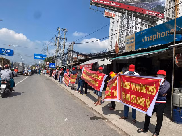 Khách hàng dự án Roxana Plaza căn băng rôn đòi nhà: Naviland nói bàn giao vào cuối năm 2022 Khach hang du an Roxana Plaza can bang ron doi nha: Naviland noi ban giao vao cuoi nam 2022