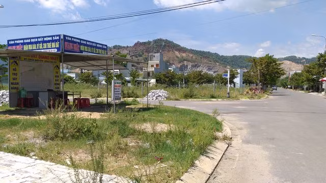 Thị trường đất nền Đà Nẵng giao dịch ảm đạm, môi giới cả tháng bán được 1 lô Thi truong dat nen Da Nang giao dich am dam, moi gioi ca thang ban duoc 1 lo