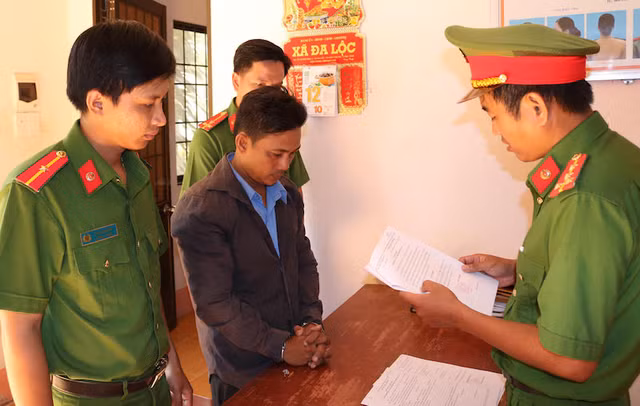 Bắt tạm giam cha dượng thuê người đánh con riêng của vợ Bat tam giam cha duong thue nguoi danh con rieng cua vo