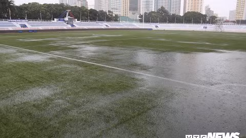 Cận cảnh sân bóng U22 Việt Nam vs U22 Singapore: Ngập khắp nơi - Hình 13 Can canh san bong U22 Viet Nam vs U22 Singapore: Ngap khap noi-Hinh-13