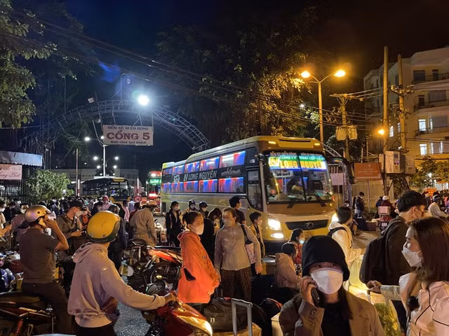 Hang ngan nguoi 'chon chan' o Ben xe Mien Dong cu tu sang mung 7 Tet