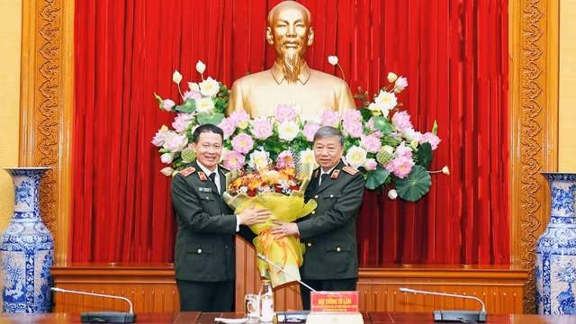 Thieu tuong Vu Hong Van nhan nhiem vu moi tai Uy ban Kiem tra Trung uong