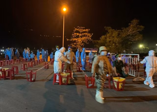 5 người Quảng Ngãi buôn bán ở cảng cá dương tính COVID-19, Đà Nẵng lấy mẫu đột xuất trong đêm 5 nguoi Quang Ngai buon ban o cang ca duong tinh COVID-19, Da Nang lay mau dot xuat trong dem