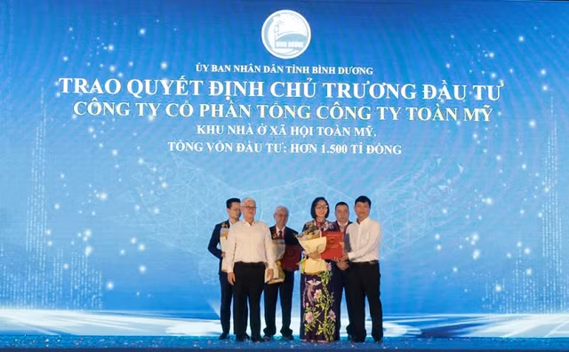 Binh Duong: Trao giay chung nhan dau tu hang loat du an ty USD