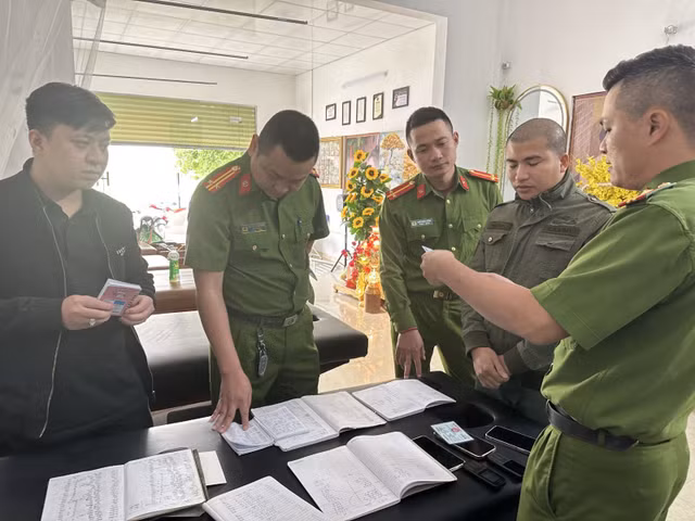 Huy động hơn 300 công an kiểm tra hơn 100 quán cầm đồ ở Thanh Hóa Huy dong hon 300 cong an kiem tra hon 100 quan cam do o Thanh Hoa
