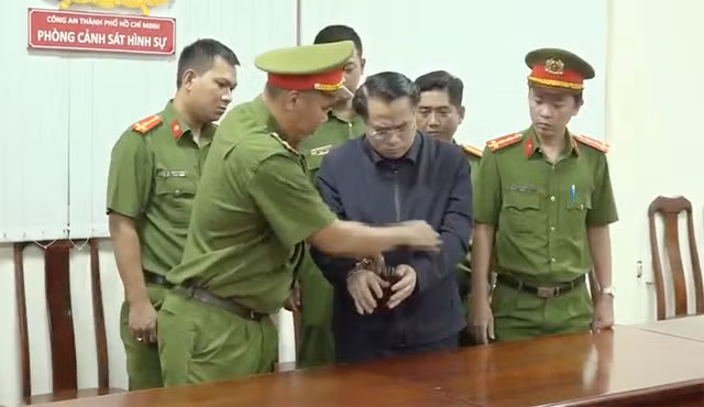 Cựu Cục trưởng Đăng kiểm Trần Kỳ Hình, Đặng Việt Hà hận hối lộ như thế nào? - Hình 3 Cuu Cuc truong Dang kiem Tran Ky Hinh, Dang Viet Ha han hoi lo nhu the nao?-Hinh-3