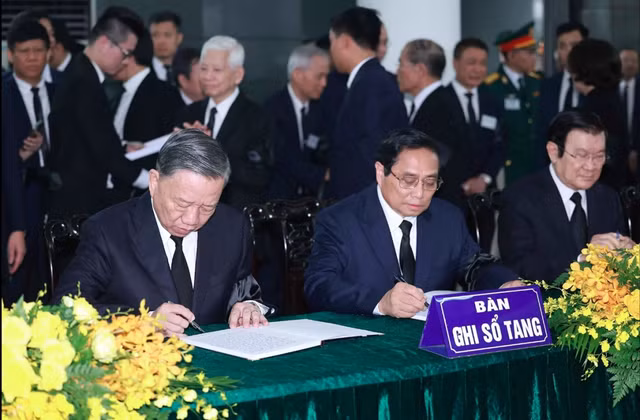 Lãnh đạo Đảng, Nhà nước ghi sổ tang tại lễ viếng Tổng Bí thư Nguyễn Phú Trọng - Hình 3 Lanh dao Dang, Nha nuoc ghi so tang tai le vieng Tong Bi thu Nguyen Phu Trong-Hinh-3