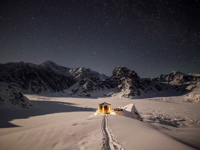 Chi 25.000 USD trong 1 dem de ngam cuc quang, an cua Alaska tren dinh nui bang-Hinh-2