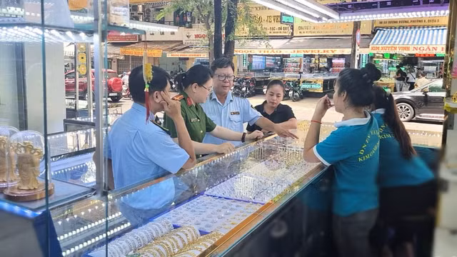 TP HCM tiếp tục kiểm tra đột xuất các doanh nghiệp kinh doanh vàng TP HCM tiep tuc kiem tra dot xuat cac doanh nghiep kinh doanh vang