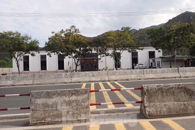 Cận cảnh chuỗi cửa hàng ở Nha Trang xây trái phép chuyên đón khách Trung Quốc - Hình 8 Can canh chuoi cua hang o Nha Trang xay trai phep chuyen don khach Trung Quoc-Hinh-8