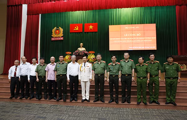 Thang cap bac ham Thieu tuong doi voi Pho giam doc Cong an TP HCM-Hinh-2