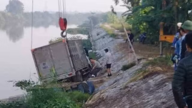 Ô tô tải lao xuống sông tông chết người đang chèo thuyền O to tai lao xuong song tong chet nguoi dang cheo thuyen