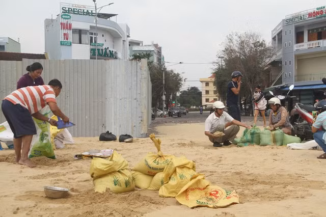 Miền Trung khẩn cấp ứng phó bão số 6 - Hình 7 Mien Trung khan cap ung pho bao so 6-Hinh-7